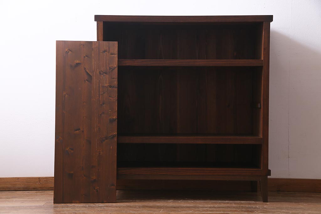 アンティーク家具　前面ケヤキ材　和製アンティークの木製脚付きキャビネット(戸棚、収納棚)(R-037612)