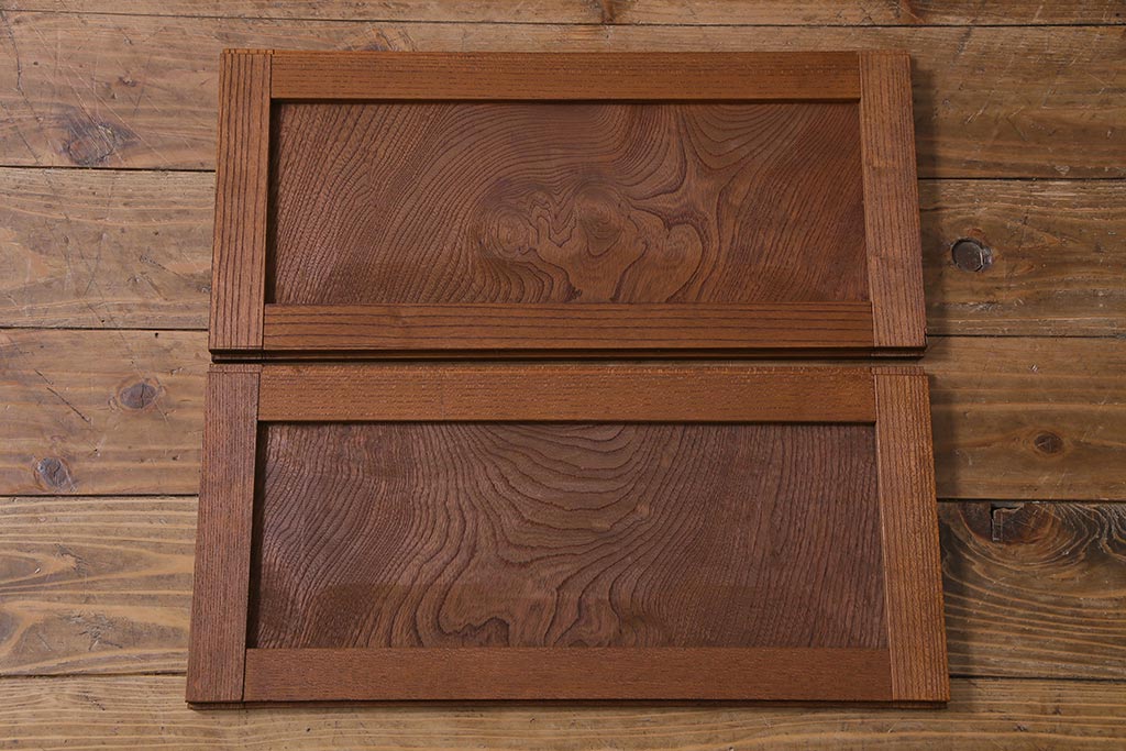 アンティーク家具　前面ケヤキ材　和製アンティークの木製脚付きキャビネット(戸棚、収納棚)(R-037612)