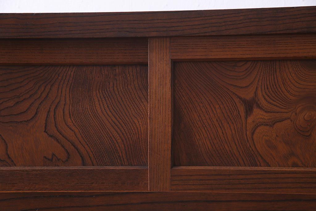 アンティーク家具　前面ケヤキ材　和製アンティークの木製脚付きキャビネット(戸棚、収納棚)(R-037612)