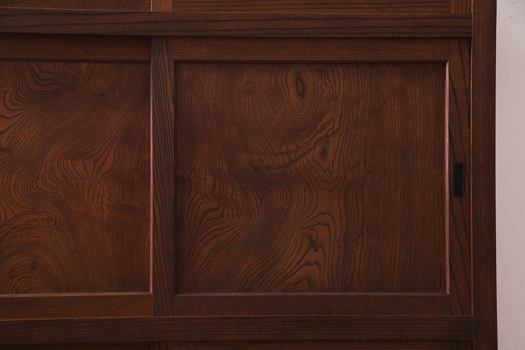 アンティーク家具　前面ケヤキ材　和製アンティークの木製脚付きキャビネット(戸棚、収納棚)(R-037612)