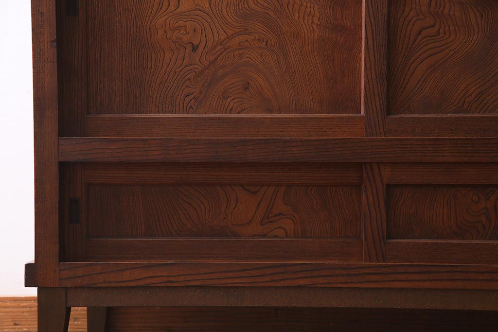 アンティーク家具　前面ケヤキ材　和製アンティークの木製脚付きキャビネット(戸棚、収納棚)(R-037612)