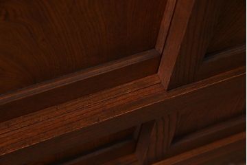 アンティーク家具　前面ケヤキ材　和製アンティークの木製脚付きキャビネット(戸棚、収納棚)(R-037612)