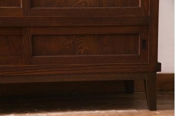 アンティーク家具　前面ケヤキ材　和製アンティークの木製脚付きキャビネット(戸棚、収納棚)(R-037612)