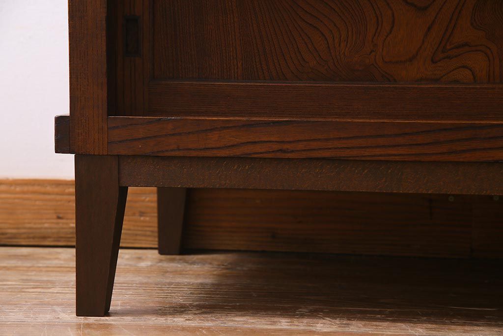 アンティーク家具　前面ケヤキ材　和製アンティークの木製脚付きキャビネット(戸棚、収納棚)(R-037612)