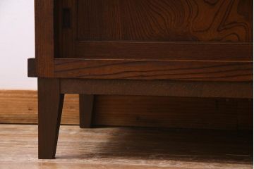 アンティーク家具　前面ケヤキ材　和製アンティークの木製脚付きキャビネット(戸棚、収納棚)(R-037612)