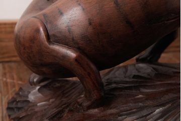 アンティーク雑貨　明治大正期　在銘　虎　木彫(作家物、置き物、ディスプレイ雑貨)(R-037615)