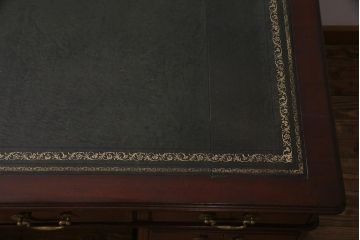 アンティーク家具　イギリスアンティーク　マホガニー材　レザートップ　組み立て式　高級感たっぷりのクラシカルな両袖デスク(机、在宅ワーク、在宅用プレジデントデスク)(R-037619)