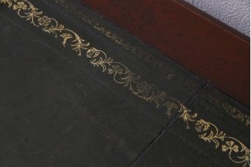アンティーク家具　イギリスアンティーク　マホガニー材　レザートップ　組み立て式　高級感たっぷりのクラシカルな両袖デスク(机、在宅ワーク、在宅用プレジデントデスク)(R-037619)