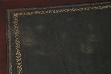 アンティーク家具　イギリスアンティーク　マホガニー材　レザートップ　組み立て式　高級感たっぷりのクラシカルな両袖デスク(机、在宅ワーク、在宅用プレジデントデスク)(R-037619)
