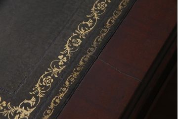 アンティーク家具　イギリスアンティーク　マホガニー材　レザートップ　組み立て式　高級感たっぷりのクラシカルな両袖デスク(机、在宅ワーク、在宅用プレジデントデスク)(R-037619)
