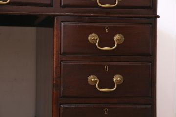 アンティーク家具　イギリスアンティーク　マホガニー材　レザートップ　組み立て式　高級感たっぷりのクラシカルな両袖デスク(机、在宅ワーク、在宅用プレジデントデスク)(R-037619)