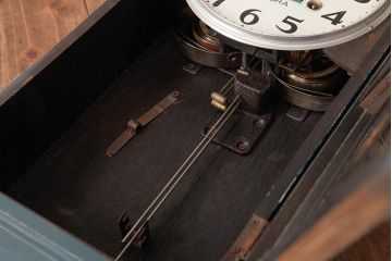 レトロ雑貨　栄計舎(EIKEISHA)　手巻き式　30DAY　レトロシックなペイント柱時計(振り子時計、壁掛け時計)(R-037640)