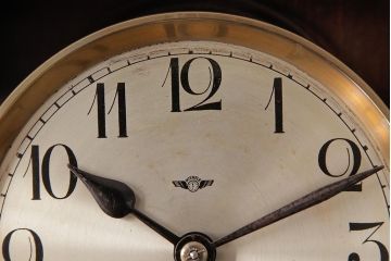 アンティーク雑貨　ドイツ　キンツレ(KIENZLE)　シックな佇まいの手巻き式振り子時計(柱時計、掛け時計、古時計)(R-037641)