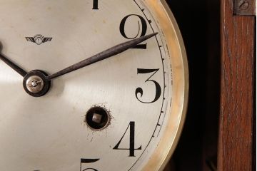 アンティーク雑貨　ドイツ　キンツレ(KIENZLE)　シックな佇まいの手巻き式振り子時計(柱時計、掛け時計、古時計)(R-037641)