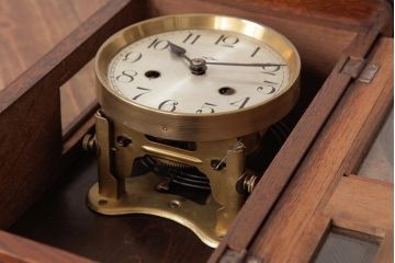 アンティーク雑貨　ドイツ　キンツレ(KIENZLE)　シックな佇まいの手巻き式振り子時計(柱時計、掛け時計、古時計)(R-037641)