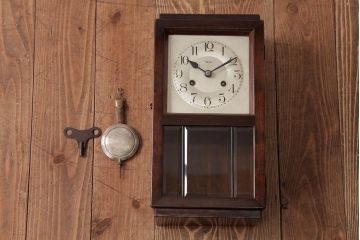 アンティーク雑貨　ドイツ　キンツレ(KIENZLE)　シンプルモダンな手巻き式振り子時計(柱時計、掛け時計、古時計)(R-037643)