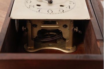 アンティーク雑貨　ドイツ　キンツレ(KIENZLE)　シンプルモダンな手巻き式振り子時計(柱時計、掛け時計、古時計)(R-037643)
