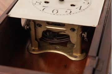 アンティーク雑貨　ドイツ　キンツレ(KIENZLE)　シンプルモダンな手巻き式振り子時計(柱時計、掛け時計、古時計)(R-037643)
