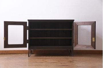 アンティーク家具　和製アンティーク　桐材　当店オリジナルガラス　鉄脚付リメイク レトロな雰囲気たっぷりのローボード(収納棚、テレビ台、リビングボード)(R-037645)