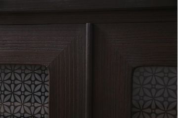 アンティーク家具　和製アンティーク　桐材　当店オリジナルガラス　鉄脚付リメイク レトロな雰囲気たっぷりのローボード(収納棚、テレビ台、リビングボード)(R-037645)