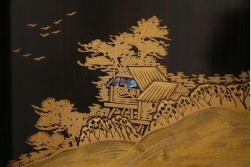 中古　民芸家具　和製　唐木　縞黒檀材　蒔絵と螺鈿の細工が高級感を放つ茶棚(違い棚、収納棚、飾り棚)(R-037648)