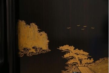 中古　民芸家具　和製　唐木　縞黒檀材　蒔絵と螺鈿の細工が高級感を放つ茶棚(違い棚、収納棚、飾り棚)(R-037648)