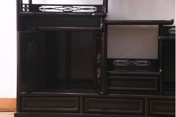 中古　民芸家具　和製　唐木　縞黒檀材　蒔絵と螺鈿の細工が高級感を放つ茶棚(違い棚、収納棚、飾り棚)(R-037648)