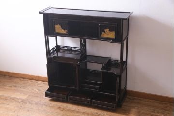 中古　民芸家具　和製　唐木　縞黒檀材　蒔絵と螺鈿の細工が高級感を放つ茶棚(違い棚、収納棚、飾り棚)(R-037648)