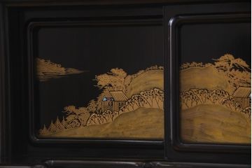 中古　民芸家具　和製　唐木　縞黒檀材　蒔絵と螺鈿の細工が高級感を放つ茶棚(違い棚、収納棚、飾り棚)(R-037648)