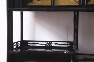 中古　民芸家具　和製　唐木　縞黒檀材　蒔絵と螺鈿の細工が高級感を放つ茶棚(違い棚、収納棚、飾り棚)(R-037648)
