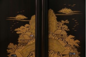 中古　民芸家具　和製　唐木　縞黒檀材　蒔絵と螺鈿の細工が高級感を放つ茶棚(違い棚、収納棚、飾り棚)(R-037648)