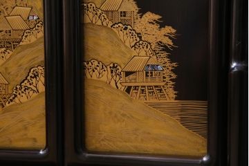 中古　民芸家具　和製　唐木　縞黒檀材　蒔絵と螺鈿の細工が高級感を放つ茶棚(違い棚、収納棚、飾り棚)(R-037648)