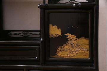 中古　民芸家具　和製　唐木　縞黒檀材　蒔絵と螺鈿の細工が高級感を放つ茶棚(違い棚、収納棚、飾り棚)(R-037648)