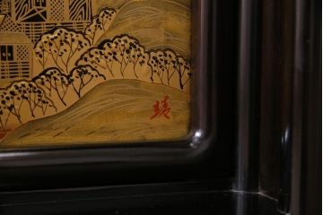 中古　民芸家具　和製　唐木　縞黒檀材　蒔絵と螺鈿の細工が高級感を放つ茶棚(違い棚、収納棚、飾り棚)(R-037648)