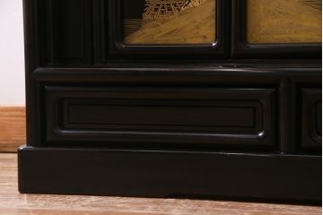 中古　民芸家具　和製　唐木　縞黒檀材　蒔絵と螺鈿の細工が高級感を放つ茶棚(違い棚、収納棚、飾り棚)(R-037648)