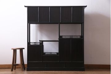 中古　民芸家具　和製　唐木　縞黒檀材　蒔絵と螺鈿の細工が高級感を放つ茶棚(違い棚、収納棚、飾り棚)(R-037648)