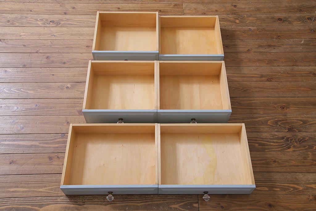 リメイク家具 中古 北海道民芸家具 爽やかなペイントカラーのレトロな食器棚(収納棚、キャビネット)(R-037654)