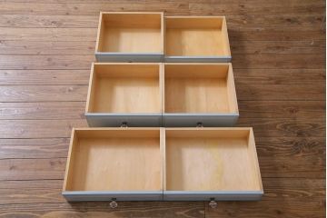 リメイク家具 中古 北海道民芸家具 爽やかなペイントカラーのレトロな食器棚(収納棚、キャビネット)(R-037654)