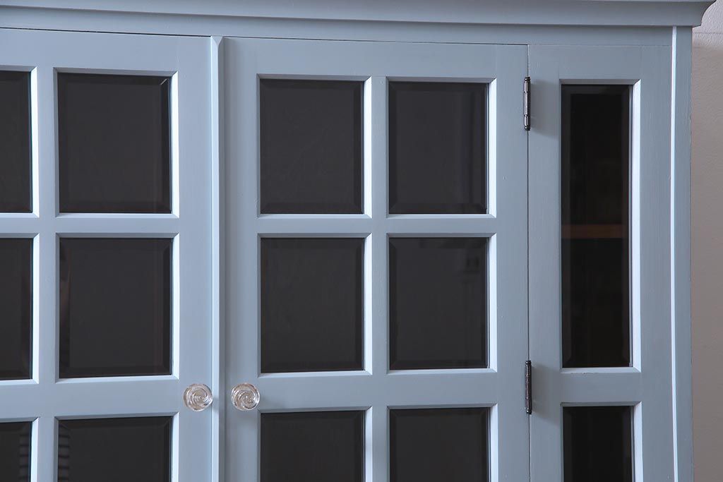 リメイク家具 中古 北海道民芸家具 爽やかなペイントカラーのレトロな食器棚(収納棚、キャビネット)(R-037654)