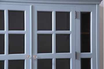 リメイク家具 中古 北海道民芸家具 爽やかなペイントカラーのレトロな食器棚(収納棚、キャビネット)(R-037654)