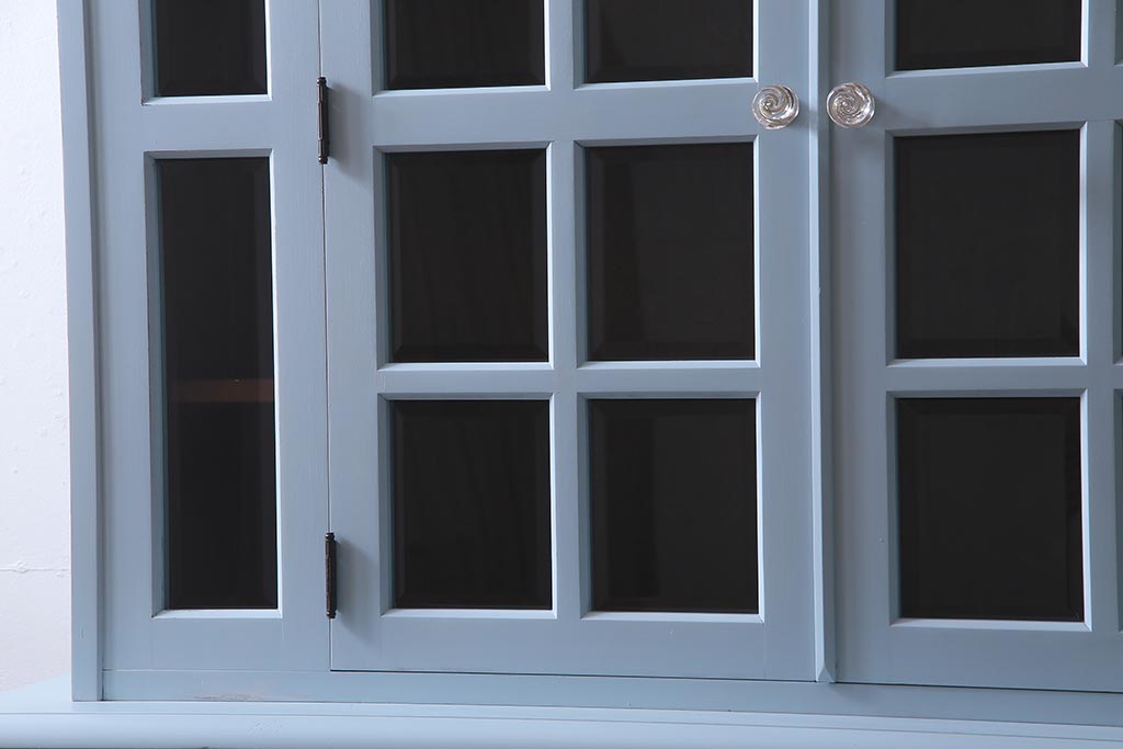 リメイク家具 中古 北海道民芸家具 爽やかなペイントカラーのレトロな食器棚(収納棚、キャビネット)(R-037654)