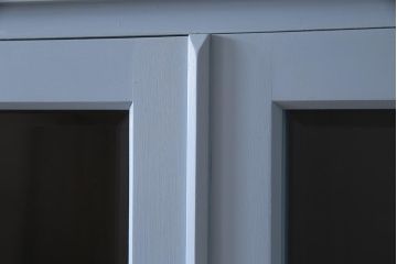 リメイク家具 中古 北海道民芸家具 爽やかなペイントカラーのレトロな食器棚(収納棚、キャビネット)(R-037654)