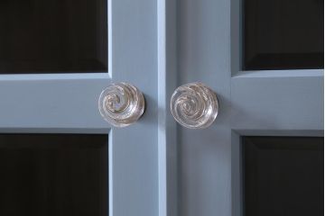 リメイク家具 中古 北海道民芸家具 爽やかなペイントカラーのレトロな食器棚(収納棚、キャビネット)(R-037654)