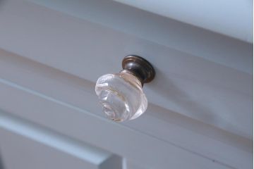 リメイク家具 中古 北海道民芸家具 爽やかなペイントカラーのレトロな食器棚(収納棚、キャビネット)(R-037654)