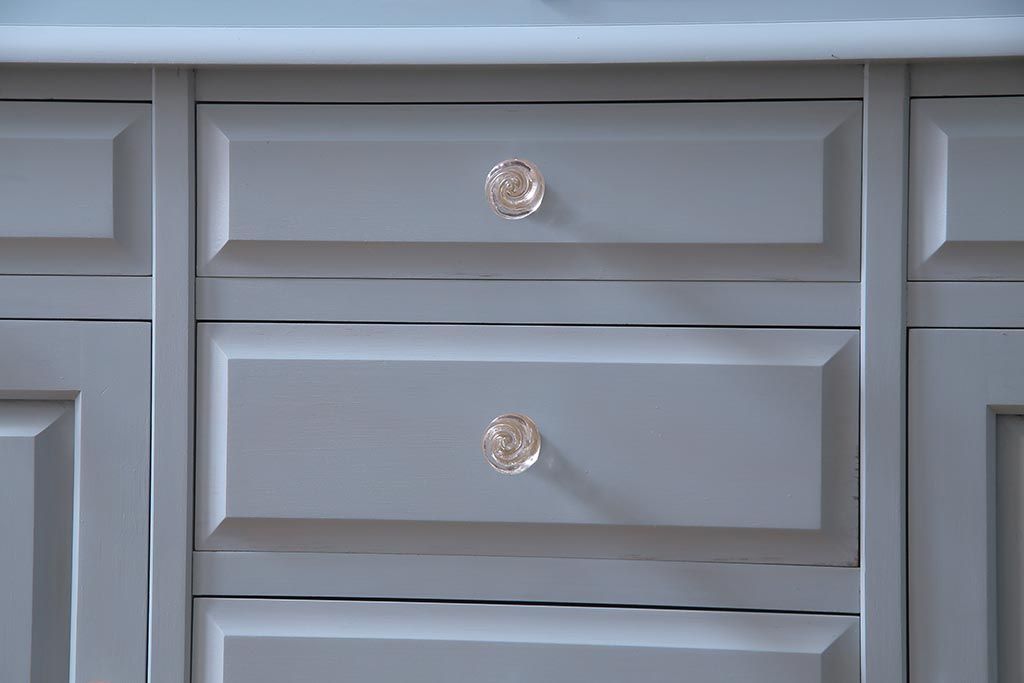 リメイク家具 中古 北海道民芸家具 爽やかなペイントカラーのレトロな食器棚(収納棚、キャビネット)(R-037654)