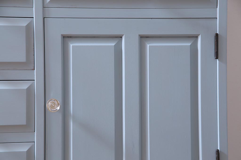 リメイク家具 中古 北海道民芸家具 爽やかなペイントカラーのレトロな食器棚(収納棚、キャビネット)(R-037654)