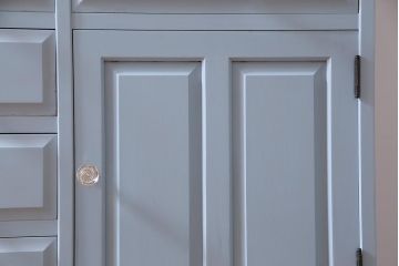 リメイク家具 中古 北海道民芸家具 爽やかなペイントカラーのレトロな食器棚(収納棚、キャビネット)(R-037654)