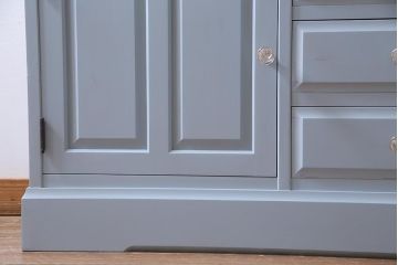 リメイク家具 中古 北海道民芸家具 爽やかなペイントカラーのレトロな食器棚(収納棚、キャビネット)(R-037654)