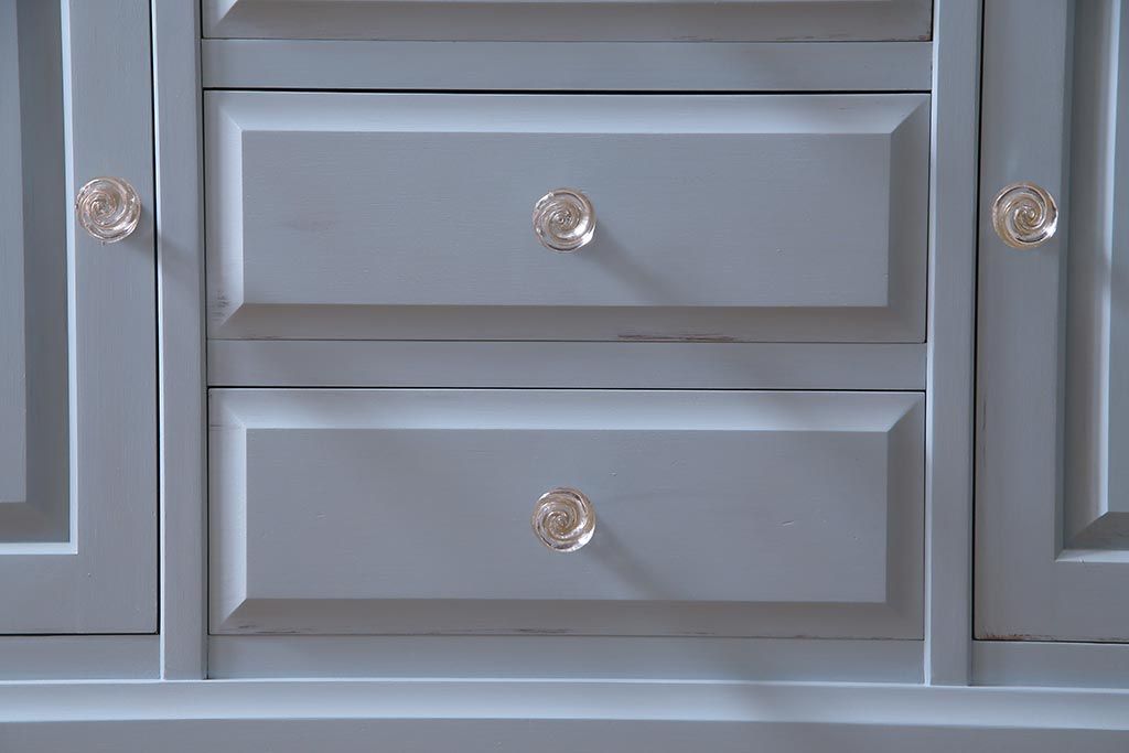 リメイク家具 中古 北海道民芸家具 爽やかなペイントカラーのレトロな食器棚(収納棚、キャビネット)(R-037654)