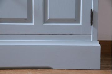 リメイク家具 中古 北海道民芸家具 爽やかなペイントカラーのレトロな食器棚(収納棚、キャビネット)(R-037654)